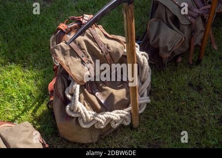 uno zaino militare d'epoca sull'erba Foto Stock