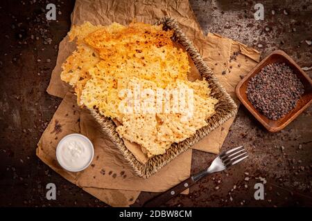 Piatto di formaggio chip spuntino servito con salsa bianca Foto Stock