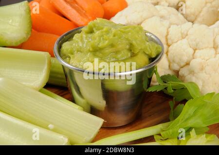 Carote, bastoncini di sedano, cavolfiore e salsa di guacamole Foto Stock