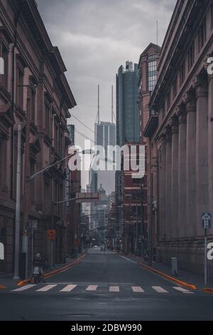 Le strade vuote al bund di Shanghai all'alba. Foto Stock