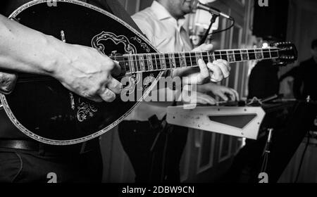 Chitarrista greco in festa. Musica band, Wedding band. Foto Stock