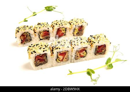 primo piano di bacchette che prendono parte al sushi roll on il ristorante da tavolo / mangiare sushi roll utilizzando bastoncini Foto Stock