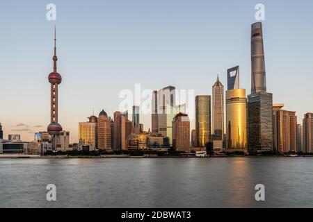 La vista al tramonto di Lujiazui, il quartiere financail a Shanghai, Cina. Foto Stock