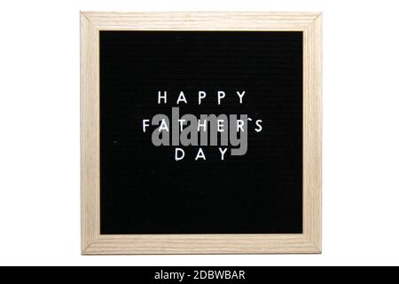 Un segno nero con una cornice di uccello che dice giorno felice dei Padri in lettere bianche su uno sfondo bianco puro Foto Stock