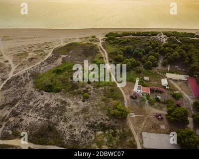 Faro paesaggio costiero drone shot in Grecia. Vista aerea serale dall'alto del faro phare a Capo Possidi nella penisola di Kassandra Chalkidiki, accanto a. Foto Stock