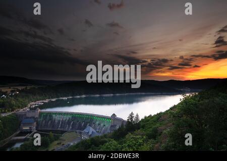 Vista dal punto di vista chiamato Kleine Kanzel sul lago tedesco Edersee in estate Foto Stock