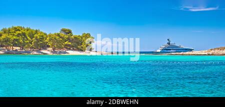 Pakleni Otoci arcipelago spiaggia e superyacht vista panoramica, isola di Hvar, Dalmazia regione della Croazia Foto Stock