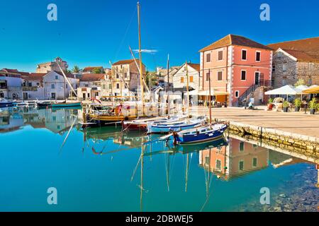 Città di Vrboska sull'isola di Hvar vista mare, arcipelago della Dalmazia, Croazia Foto Stock