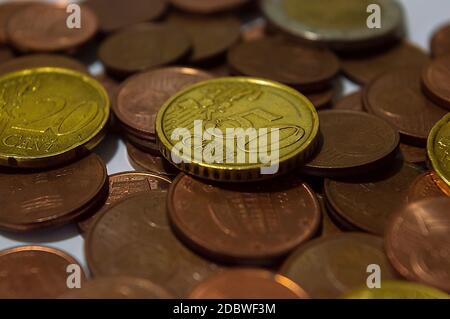 Monete in euro assortite con 50 centesimi al centro da vicino con monete in bronzo e oro Foto Stock