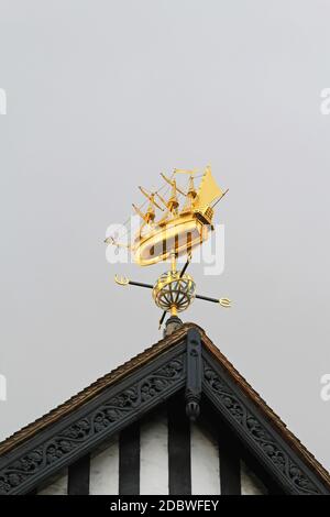 Banderuola in golden ship forma Foto Stock