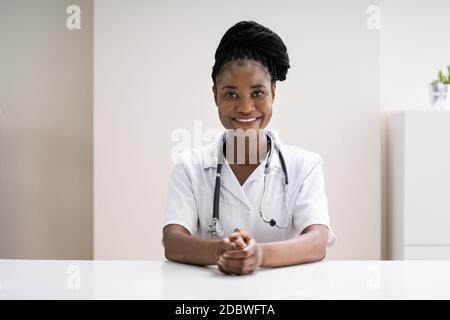 Donna africana felice con stetoscopio in ospedale Foto Stock