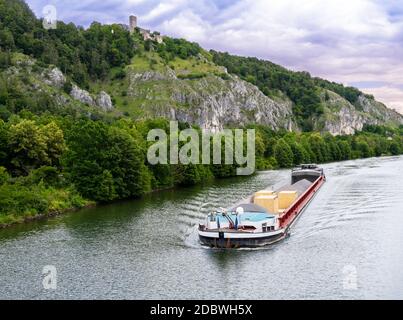 Chiatta sul fiume Altmuhel in una valle idilliaca (Baviera, Germania) Foto Stock