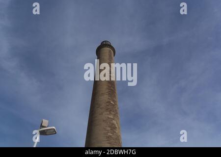 Faro di Faro de Maspalomas su Gran Canaria di fronte al cielo blu, Meloneras, Playa del Ingles. Foto Stock