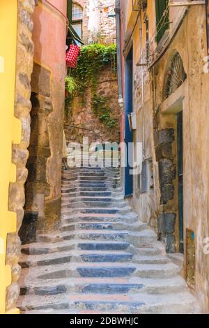 Vecchia roccia scale tra le case colorate in cinque Terry, Italia in una giornata di sole. Foto Stock