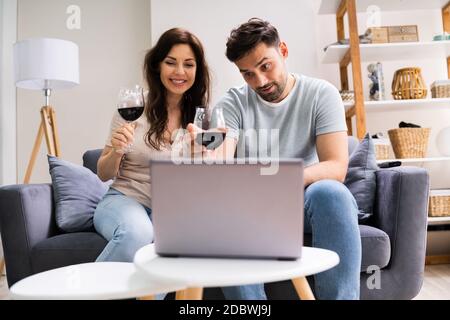 Degustazione virtuale di vini con laptop. Festa online e bevande Foto Stock