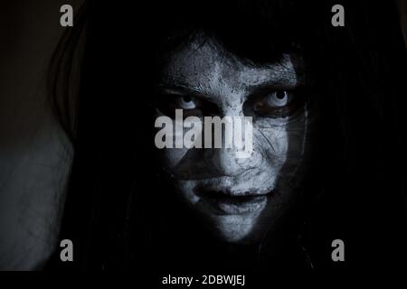 Primo piano faccia di horror donna fantasma crudele, Halloween giorno concetto Foto Stock