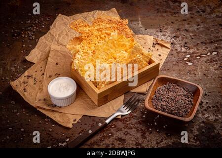 Schegge di formaggio cheddar croccanti e divorabili con salsa all'aglio Foto Stock