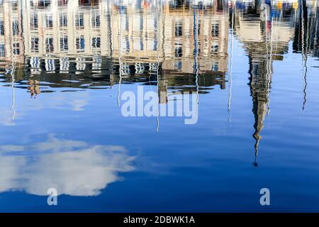 Yachts nel tipico porto di Honfleur Foto Stock