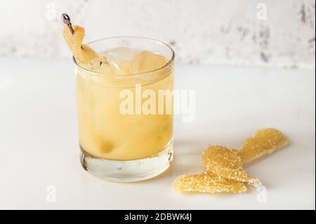 Bicchiere di cocktail di penicillina su sfondo bianco Foto Stock