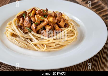 Porzione di pasta linguina con finferli fritti Foto Stock