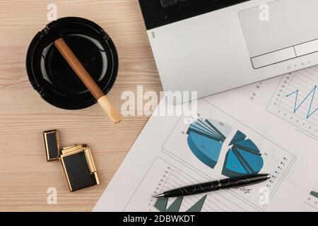 Imprenditore il desk, vista dall'alto. Analisi e cattive abitudini Foto Stock