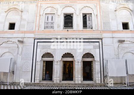 Porte posteriori, finestre e pareti di Takhat Sachkhand Shri Hazur Abchalnagar Sahib la principale Gurudwara di Nandered, Maharashtra, India Foto Stock