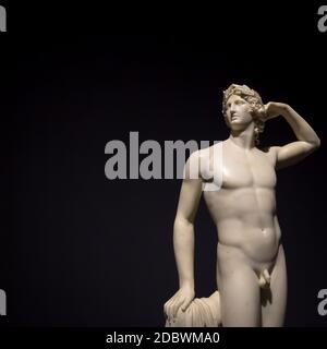 MILANO, ITALIA - 2020 giugno: L'antica scultura Apollo si accovacciò - 1782 - il capolavoro di Antonio Canova. Museo Italiano intesa. Foto Stock