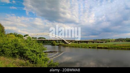 Panorama di un ponte ad arco sul fiume Saale. Foto Stock