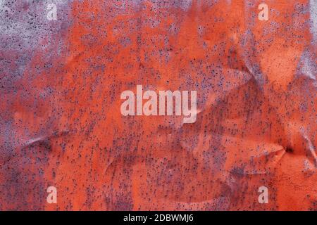 Un vecchio stagno arrugginito con graffi, buchi e ammaccature Foto Stock