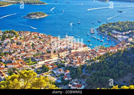 Baia di Hvar e porto turistico vista panoramica aerea, arcipelago dalmata della Croazia Foto Stock