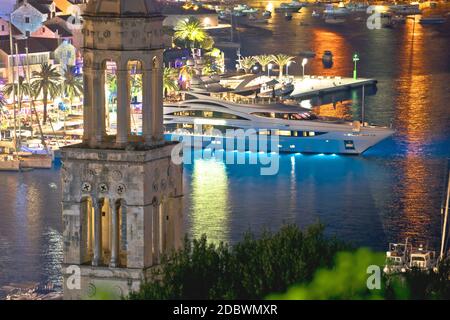 Baia di Hvar e porto di yachting vista aerea sera, isola in Dalmazia arcipelago della Croazia Foto Stock