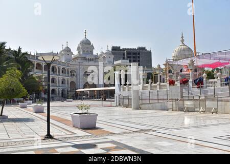 Facciata - Takhat Sachkhand Shri Hazur Abchalnagar Sahib, principale Gurudwara di Nendered e uno dei cinque alti seggi di autorità dei Sikh. Maharashtra Foto Stock