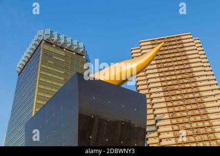 Tokyo. Giappone - 28 settembre 2015: Asahi Beer Buildings. Giorno di sole. Cielo blu. Asahi Breweries edificio con la fiamma Asahi Foto Stock