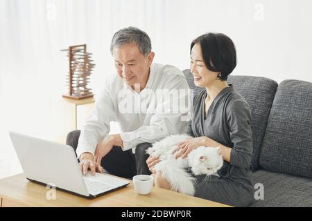 Coppia giapponese senior in camera Foto Stock