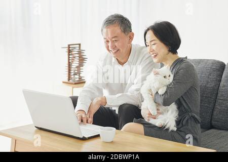 Coppia giapponese senior in camera Foto Stock