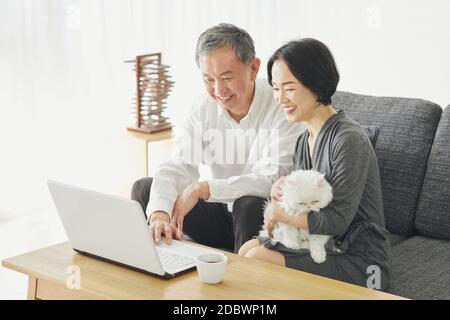 Coppia giapponese senior in camera Foto Stock