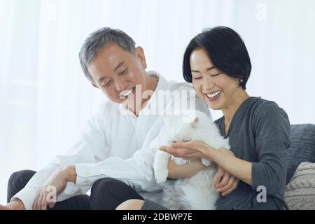 Coppia giapponese senior in camera Foto Stock