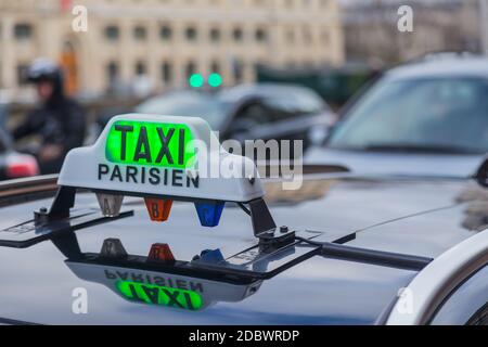 Parigi Taxi a cantare sul tetto di una vettura di trasporto nella capitale francese. Foto Stock