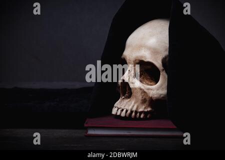 Ancora vita di cranio umano che è morto per un lungo periodo, concetto di horror o film thriller di scena di crimine spaventoso, tema di Halloween, arte visiva Foto Stock