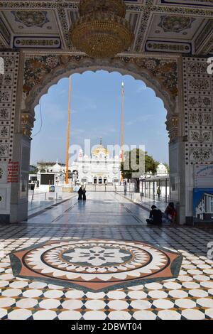 Vista frontale dal cancello d'ingresso principale di Takhat Sachkhand Shri Hazur Abchalnagar Sahib, Gurudwara principale di Nandered e uno dei cinque posti alti dell'autore Foto Stock