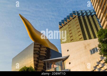 Tokyo. Giappone - 28 settembre 2015: Asahi Beer Buildings. Giorno di sole. Cielo blu. Asahi Breweries edificio con la fiamma Asahi Foto Stock