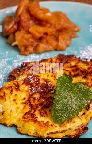crocchette di patate dolci bavaresi su un piatto Foto Stock