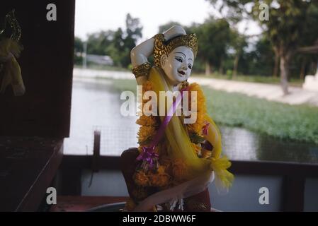 Bella statua femminile in oro bianco buddha splendidamente decorata in un tempio aperto a Hua Hin in Thailandia Foto Stock