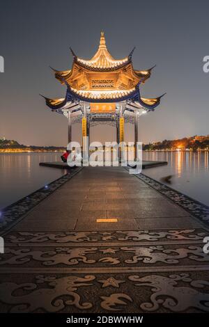 Vista notturna del padiglione jixiano, il punto di riferimento del Lago Ovest a Hangzhou, Cina, Foto Stock