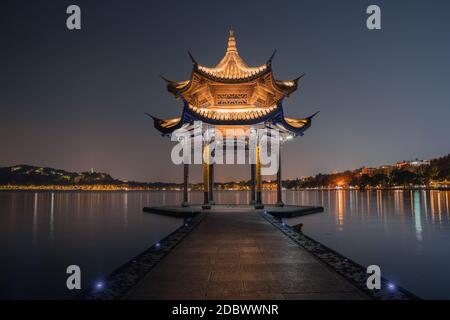 Vista notturna del padiglione jixiano, il punto di riferimento del Lago Ovest a Hangzhou, Cina, Foto Stock