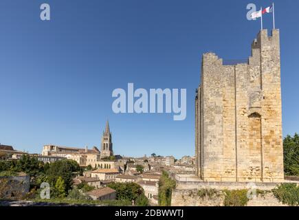 La torre di Roy a Saint Emilion, Francia. St Emilion è una delle principali aree vinicole del vino rosso di Bordeaux e destinazione turistica molto popolare. Foto Stock