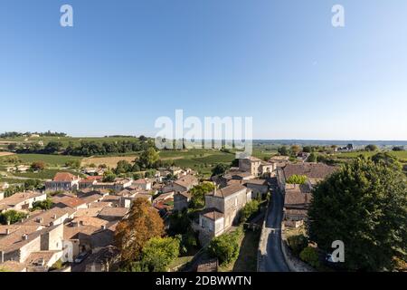 St Emilion, Francia - 8 Settembre 2018: vista panoramica di St Emilion, Francia. St Emilion è una delle principali aree vinicole del vino rosso di Bordeaux e molto p Foto Stock