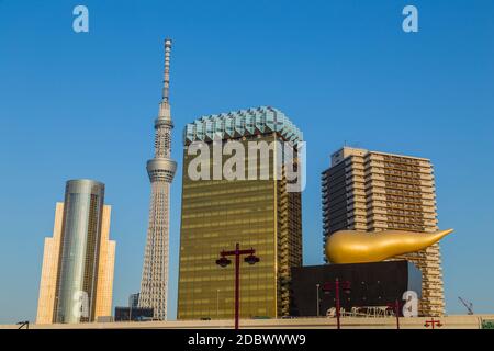 Tokyo. Giappone - 28 settembre 2015: Asahi Beer Buildings. Giorno di sole. Cielo blu. Asahi Breweries edificio con la fiamma Asahi Foto Stock