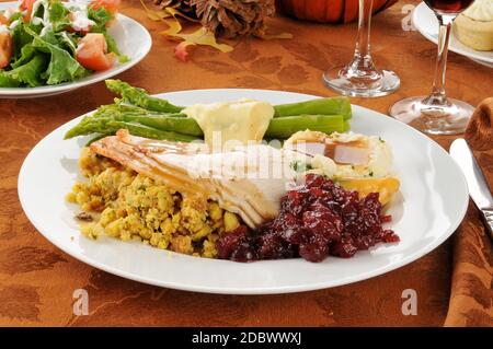 Cena tacchino su un tavolo per le feste Foto Stock