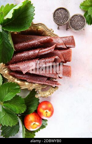 Berry pastille fatto di fragole e mele su uno sfondo bianco. I semi di Chia su uno sfondo chiaro. Cibo per la salute. Copia spazio.la vista dall'alto. Foto Stock
